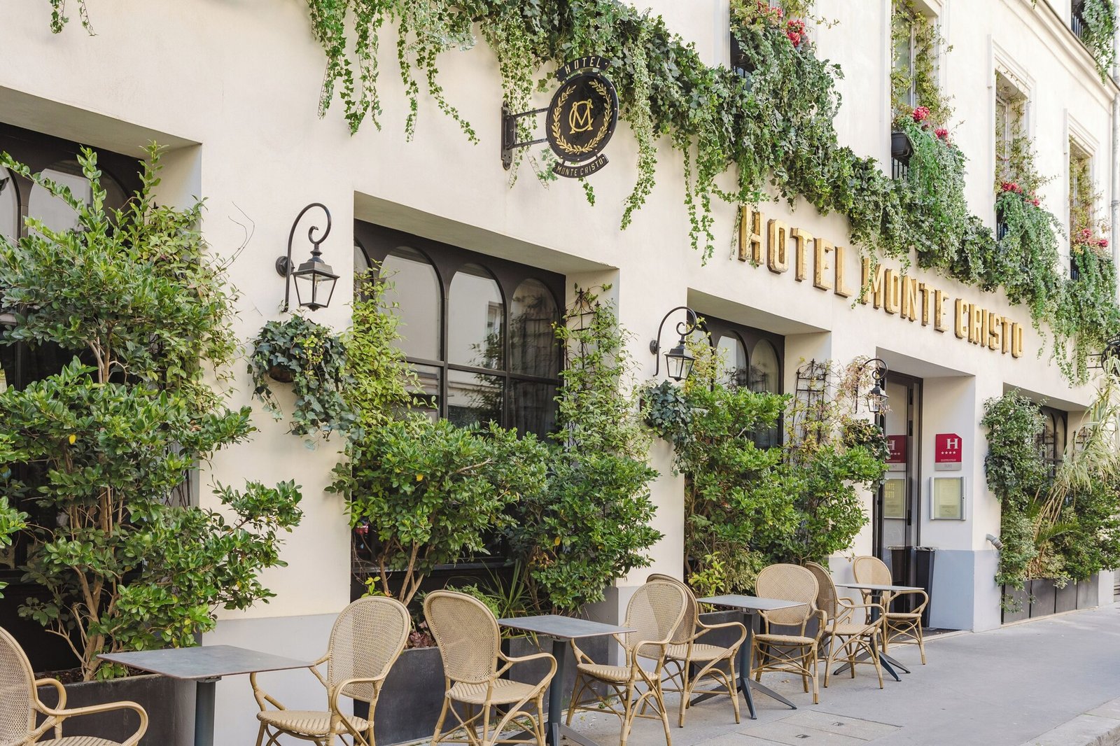 Hôtel Monte Cristo — backstory