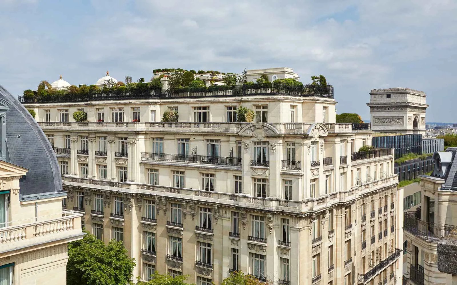 Hotel Raphaël — backstory