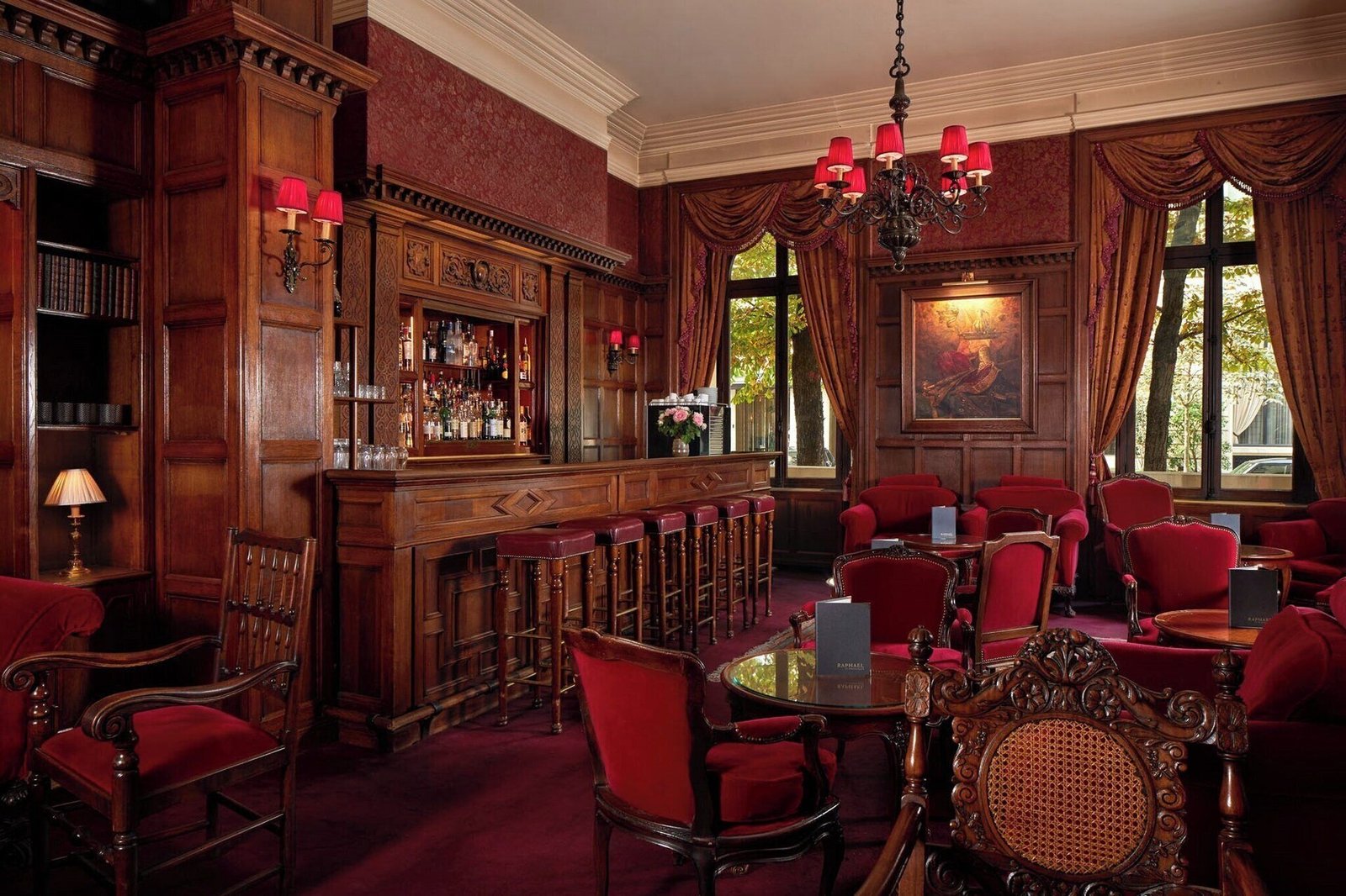 Hotel Raphaël, the english bar (bar anglais)