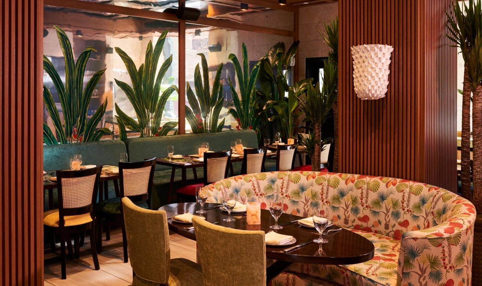 Radio Hotel, at the table