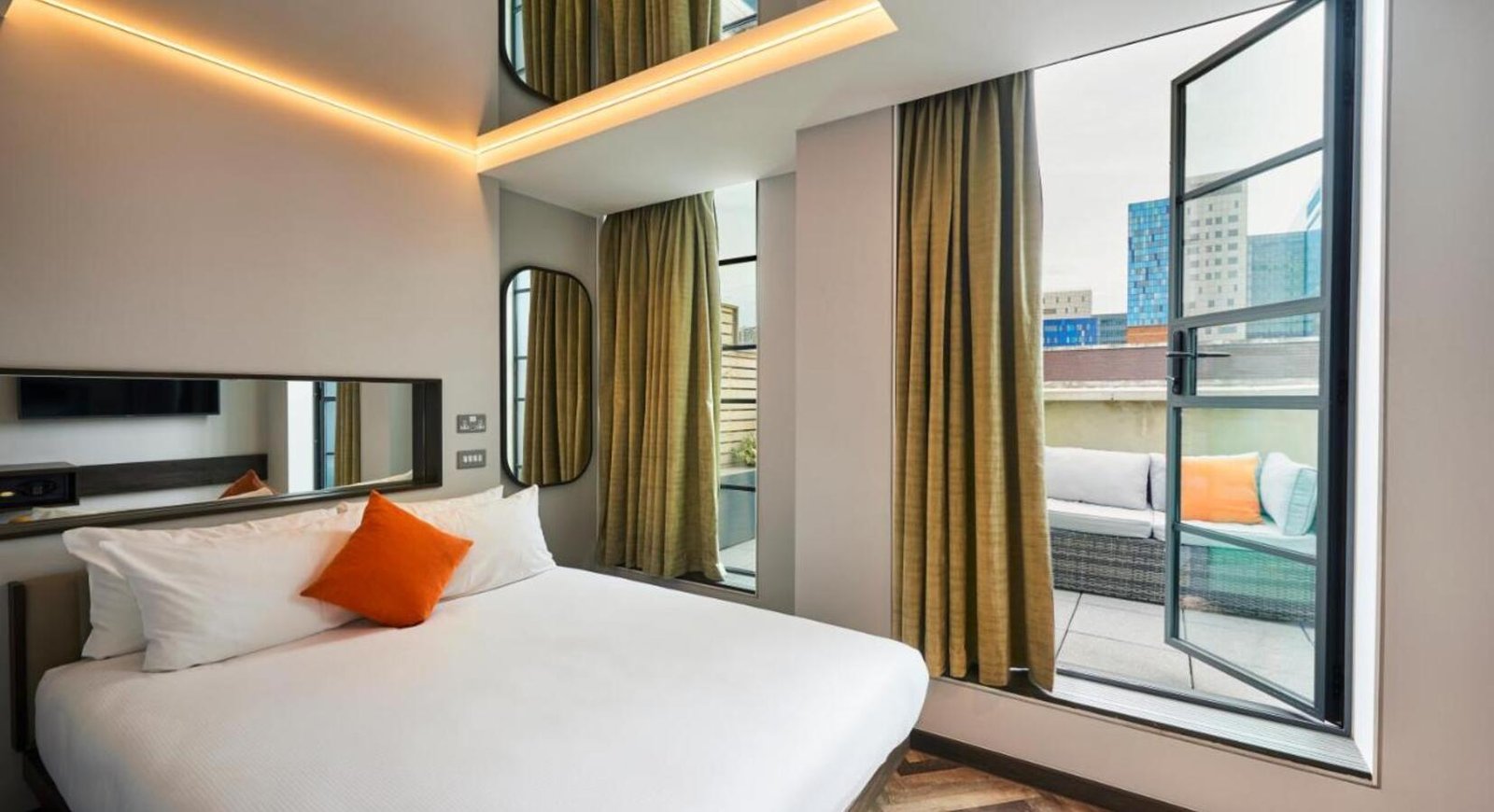 New Road Hotel — rooms