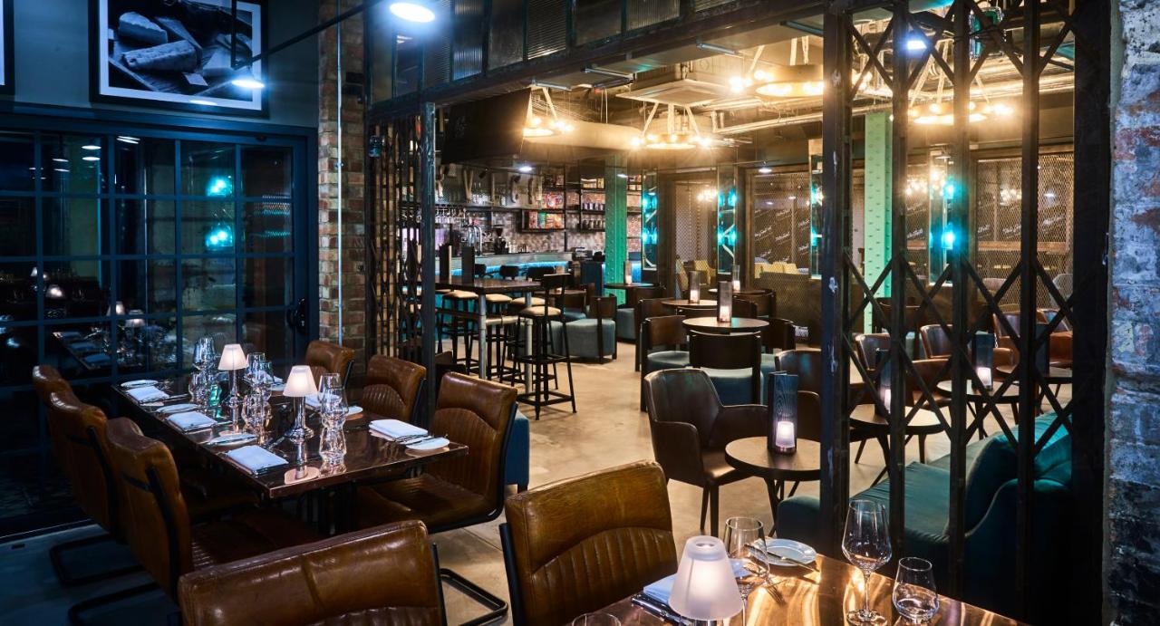 New Road Hotel, at the table