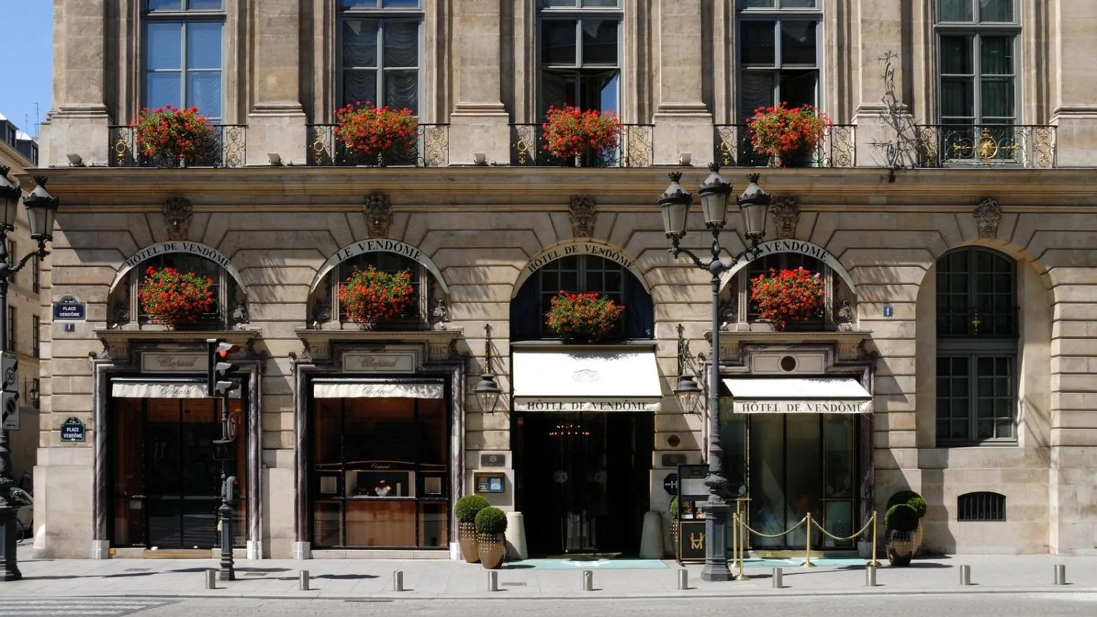 Hotel 1, Place Vendôme — backstory