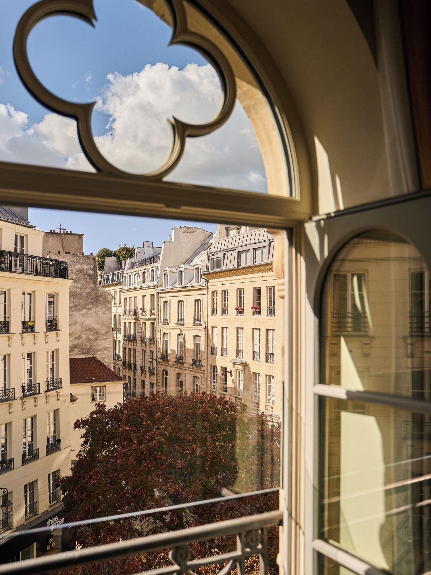 Hotel du Sentier — vibe