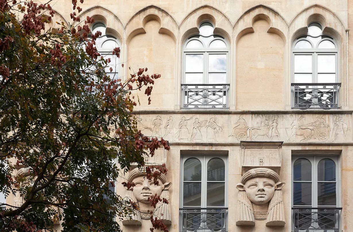 Hotel du Sentier — backstory