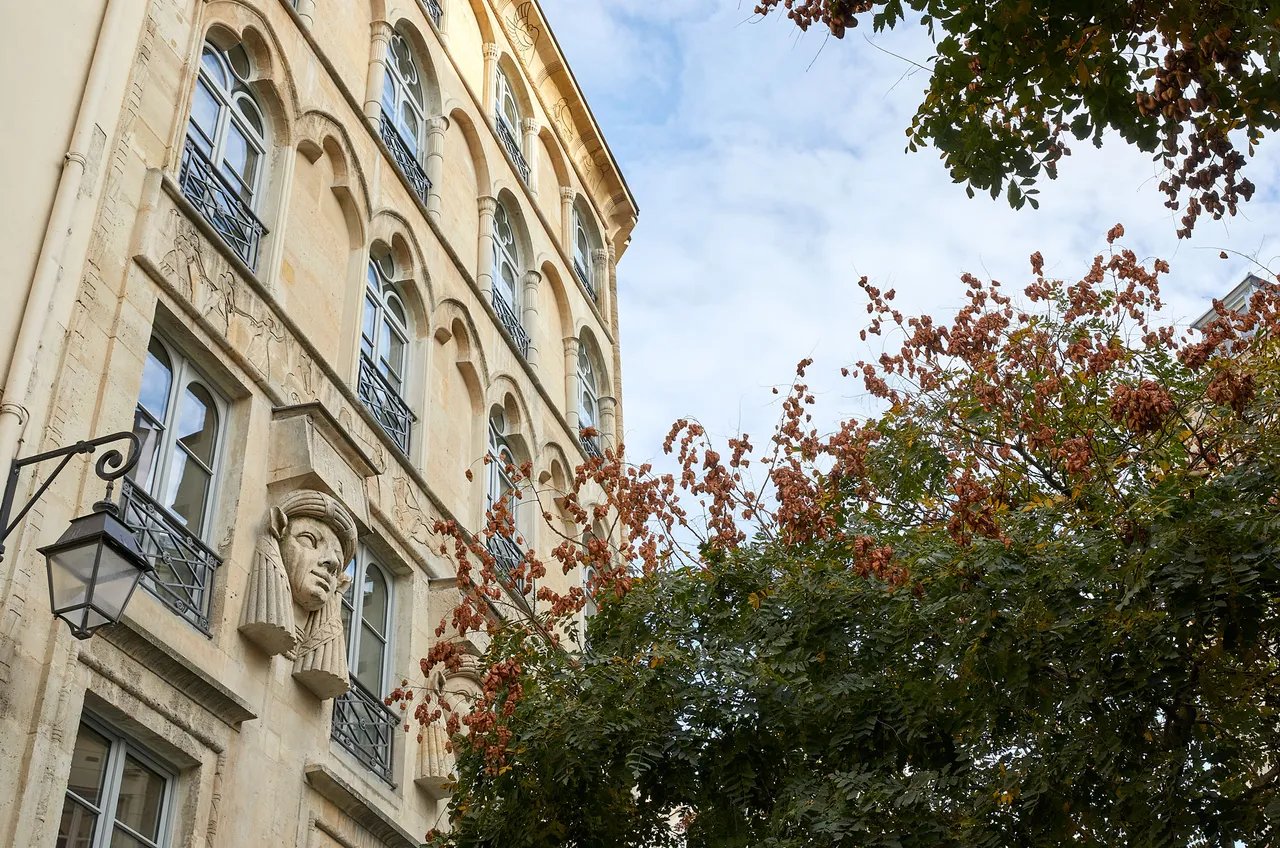 Hotel du Sentier — backstory