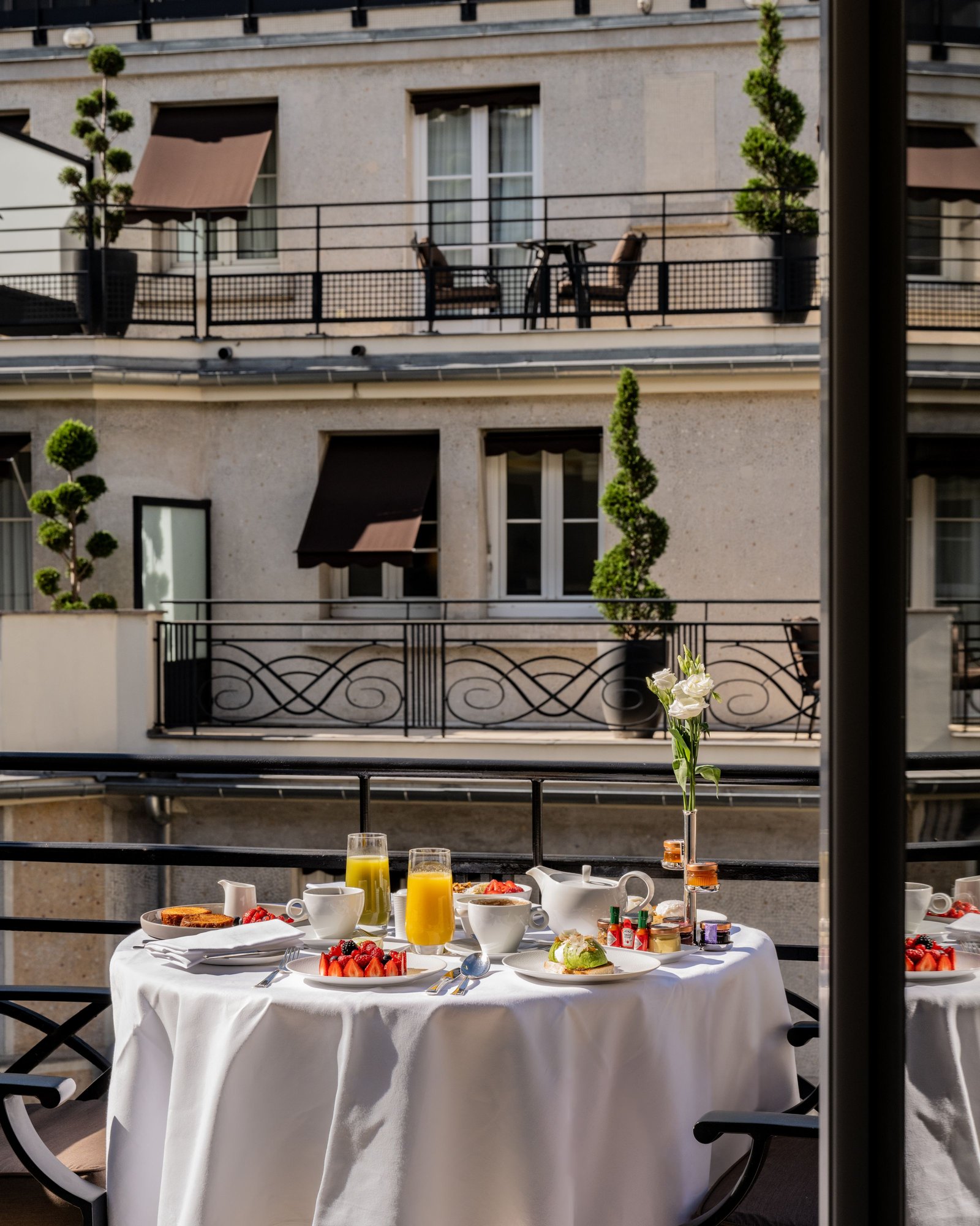 Prince de Galles, a Luxury Collection Hotel, Paris, at the table