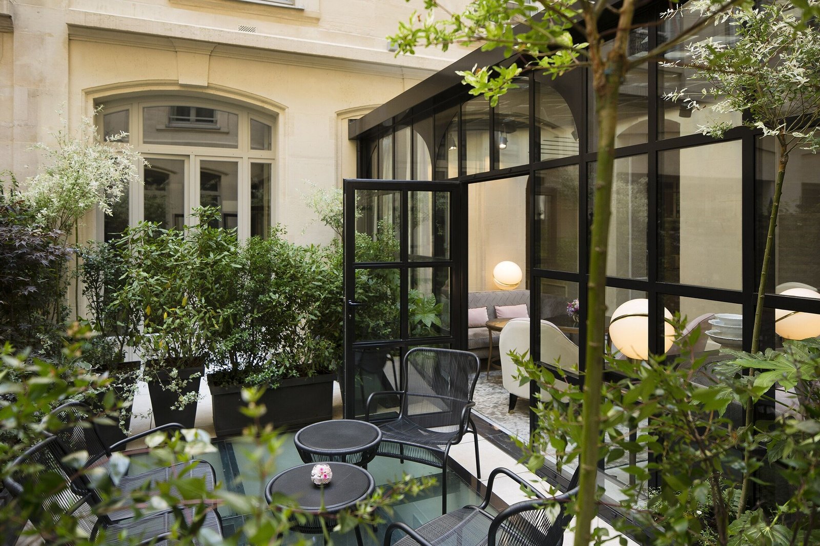 Le Narcisse Blanc Hôtel & Spa — vibe
