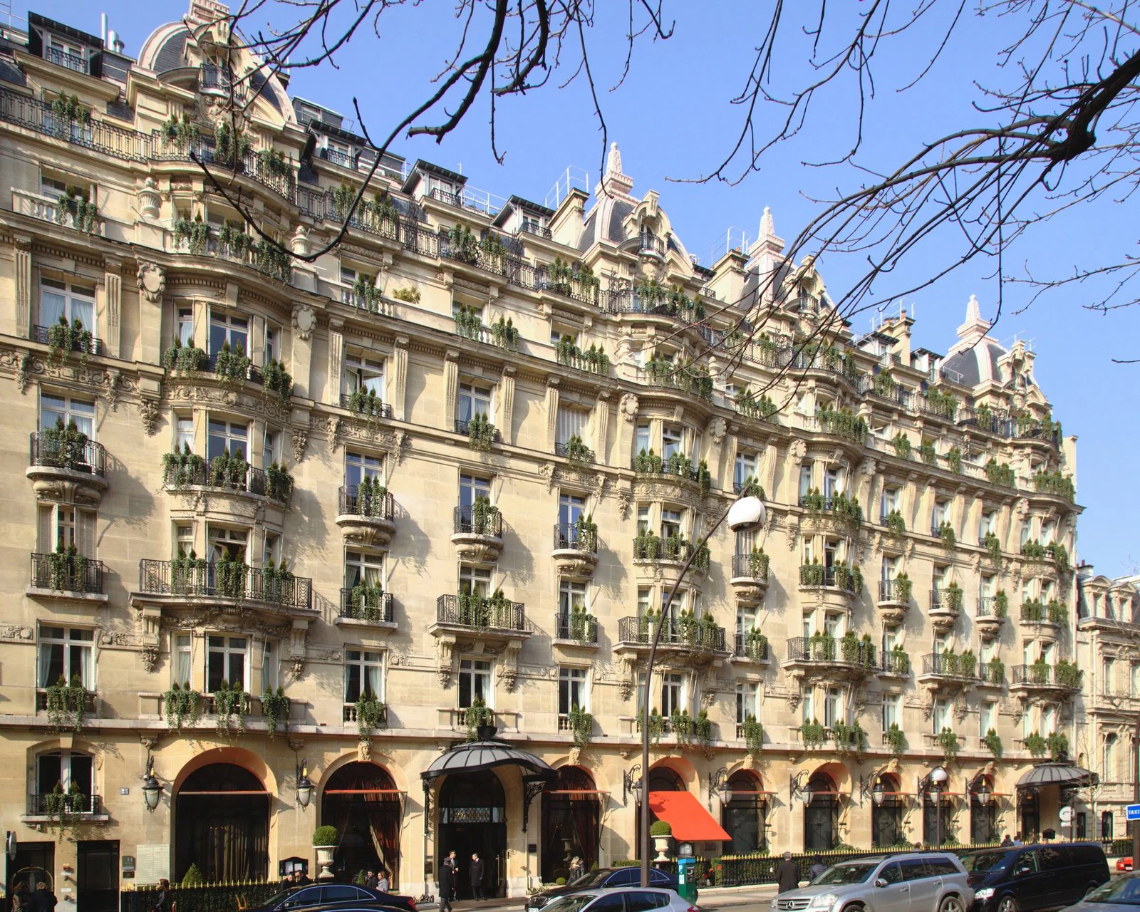 Le Narcisse Blanc Hôtel & Spa — backstory