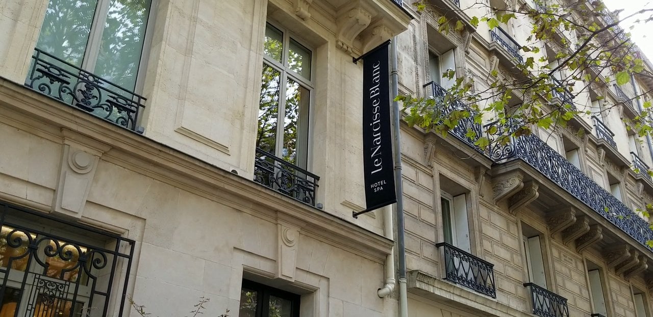 Le Narcisse Blanc Hôtel & Spa — backstory