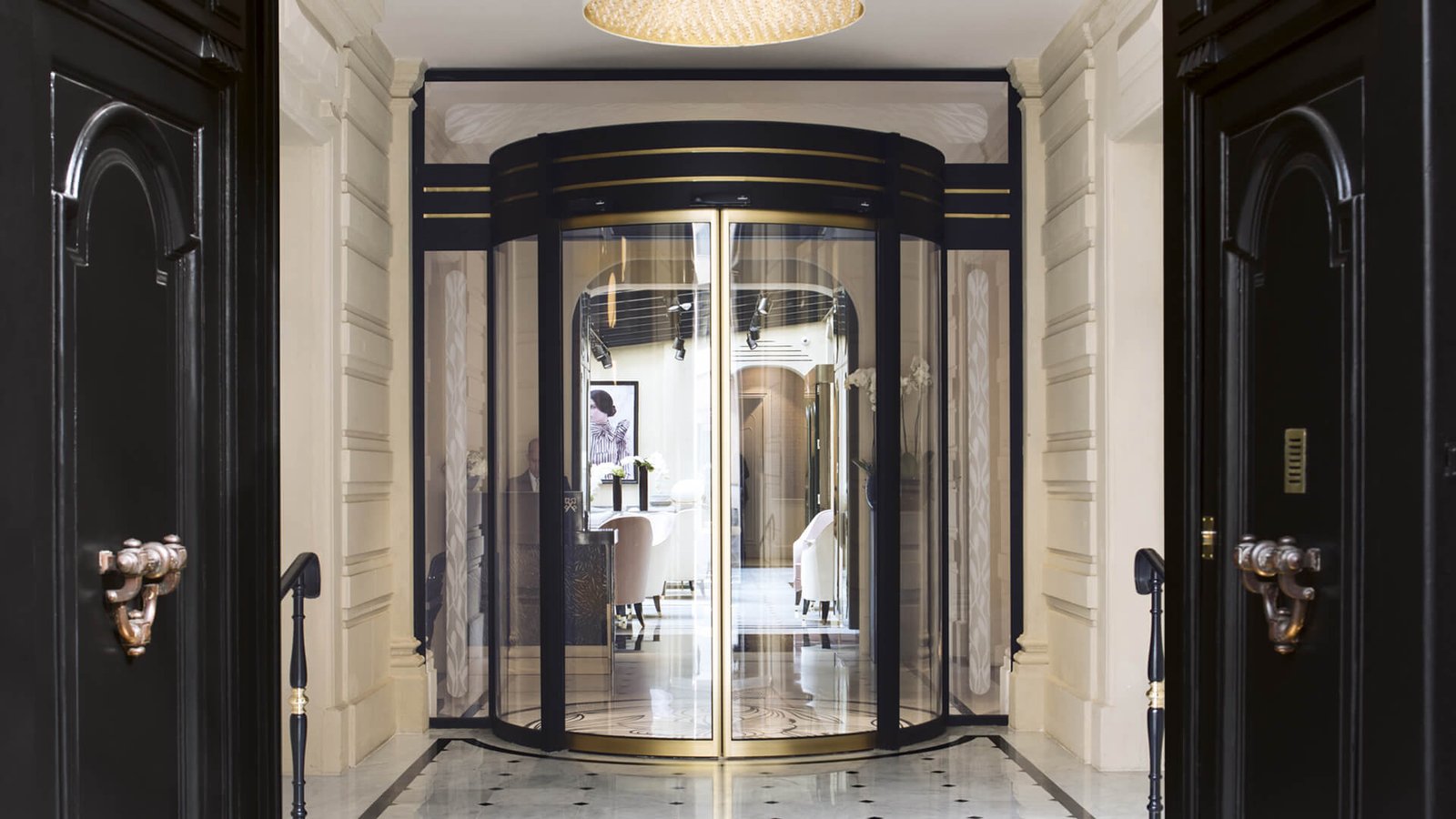 Le Narcisse Blanc Hôtel & Spa — vibe