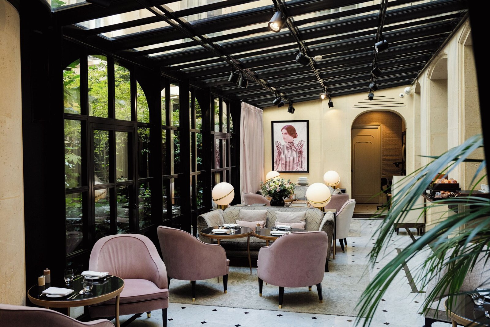 Le Narcisse Blanc Hôtel & Spa — vibe