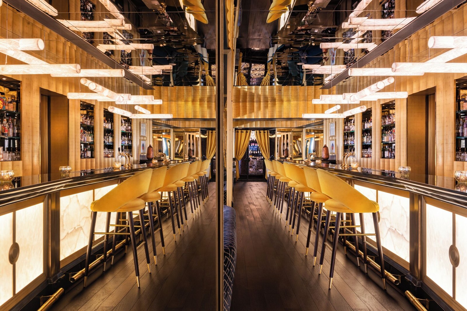 L'Hôtel du Collectionneur, at the table