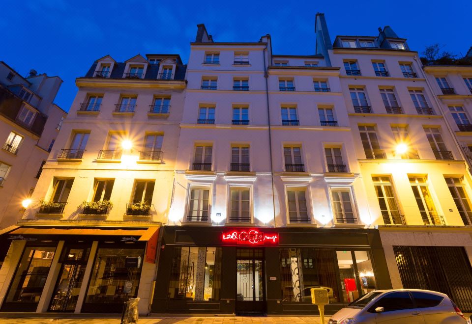 Hôtel Crayon Rouge — backstory