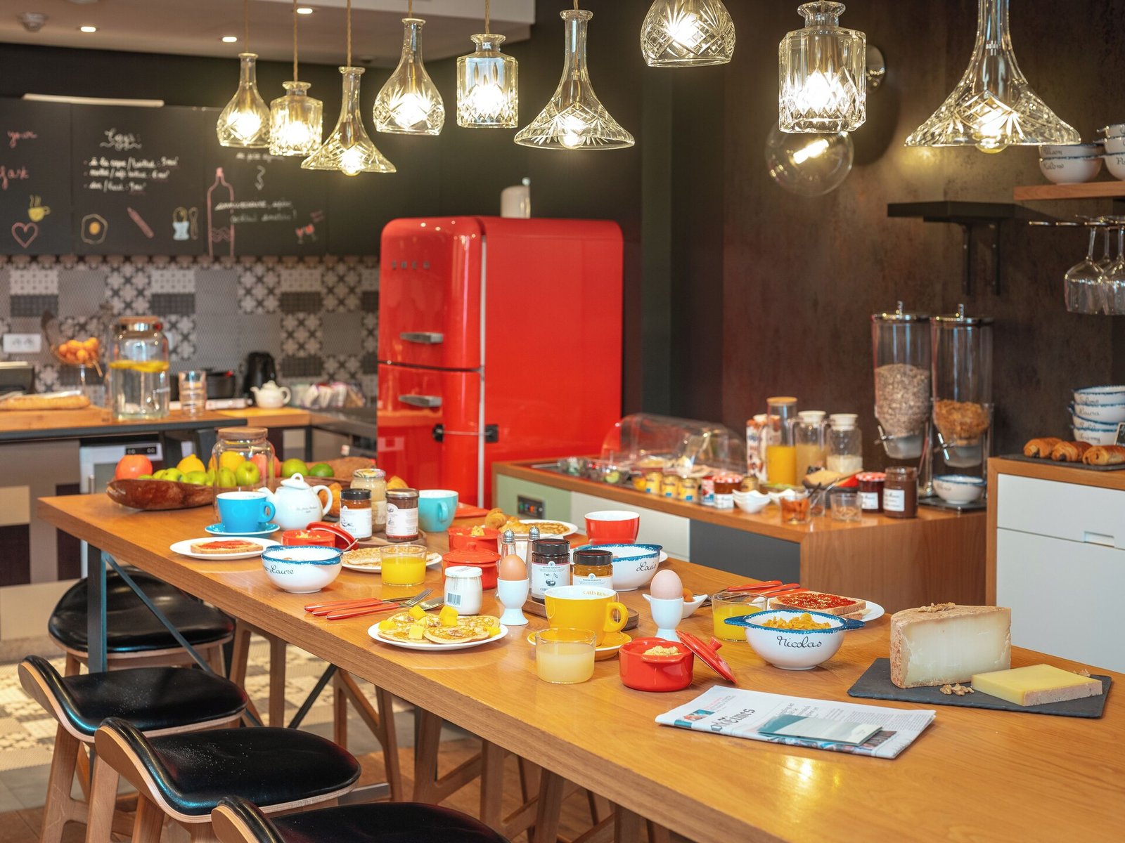 Hôtel Crayon Rouge — eat & drink