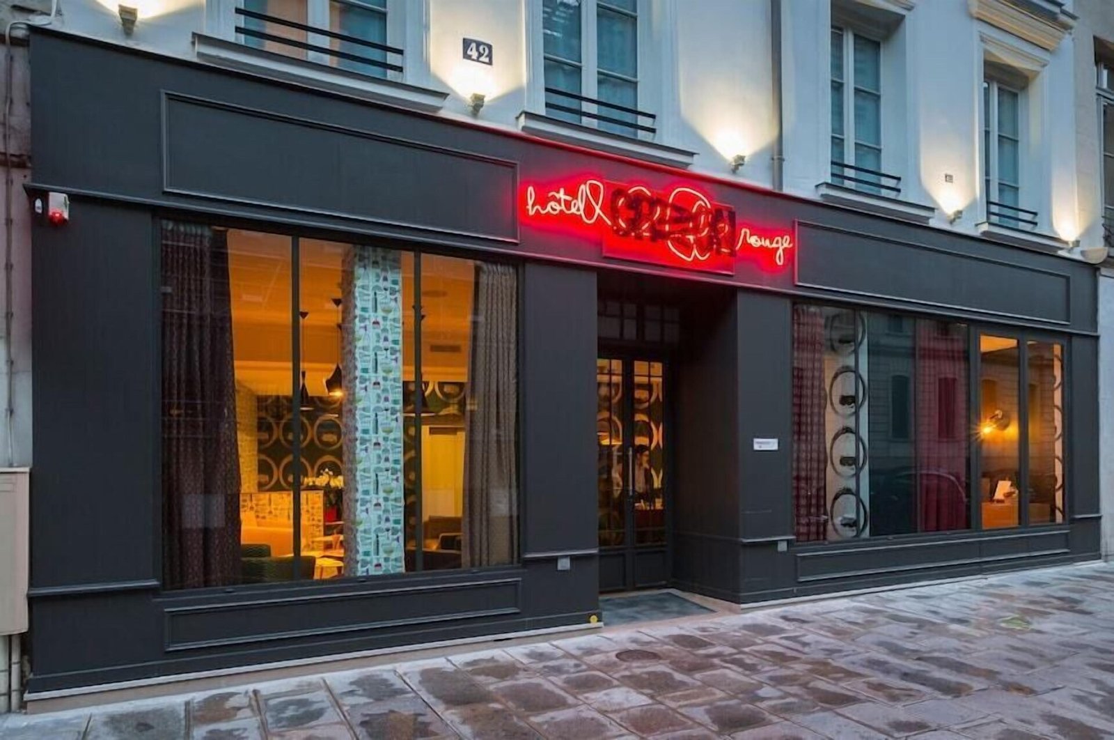 Hôtel Crayon Rouge — backstory