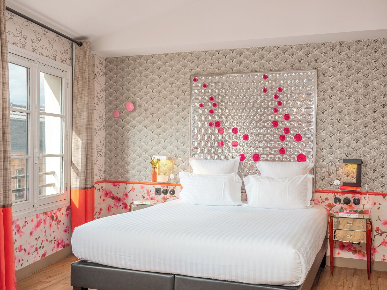 Hôtel Crayon Rouge — rooms