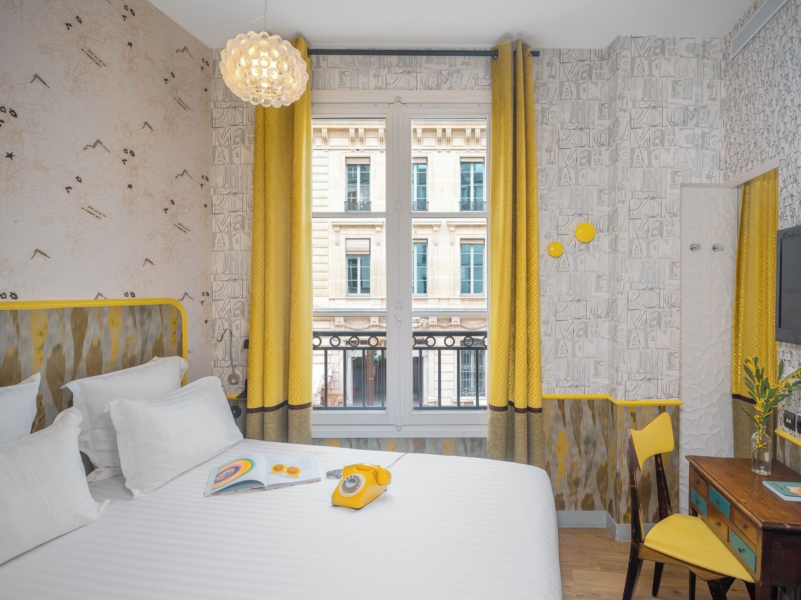 Hôtel Crayon Rouge — rooms