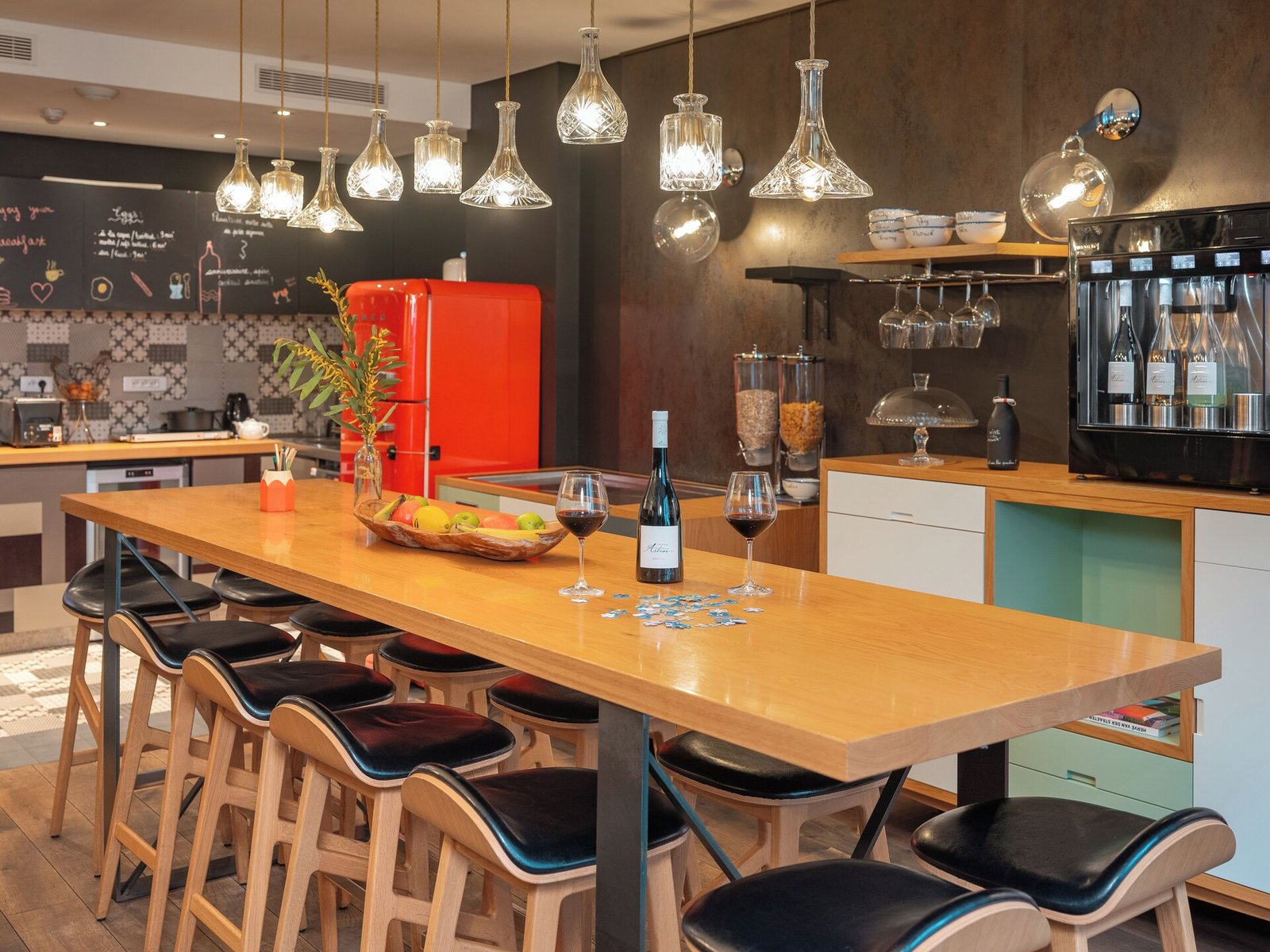 Hôtel Crayon Rouge — eat & drink