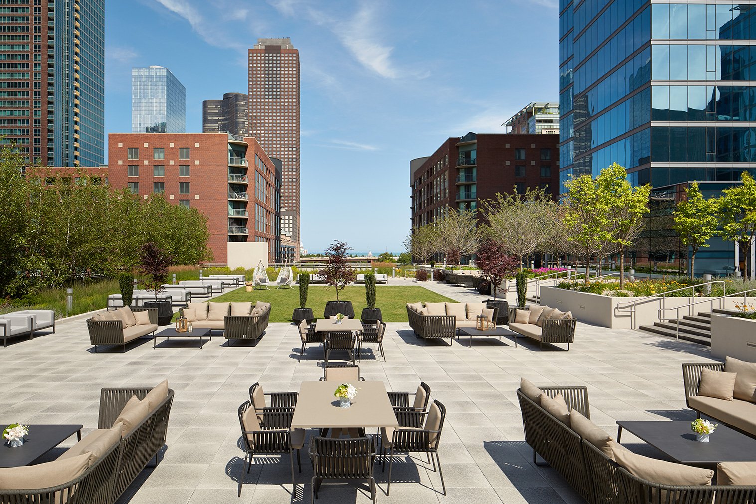 Loews Chicago Hotel — vibe