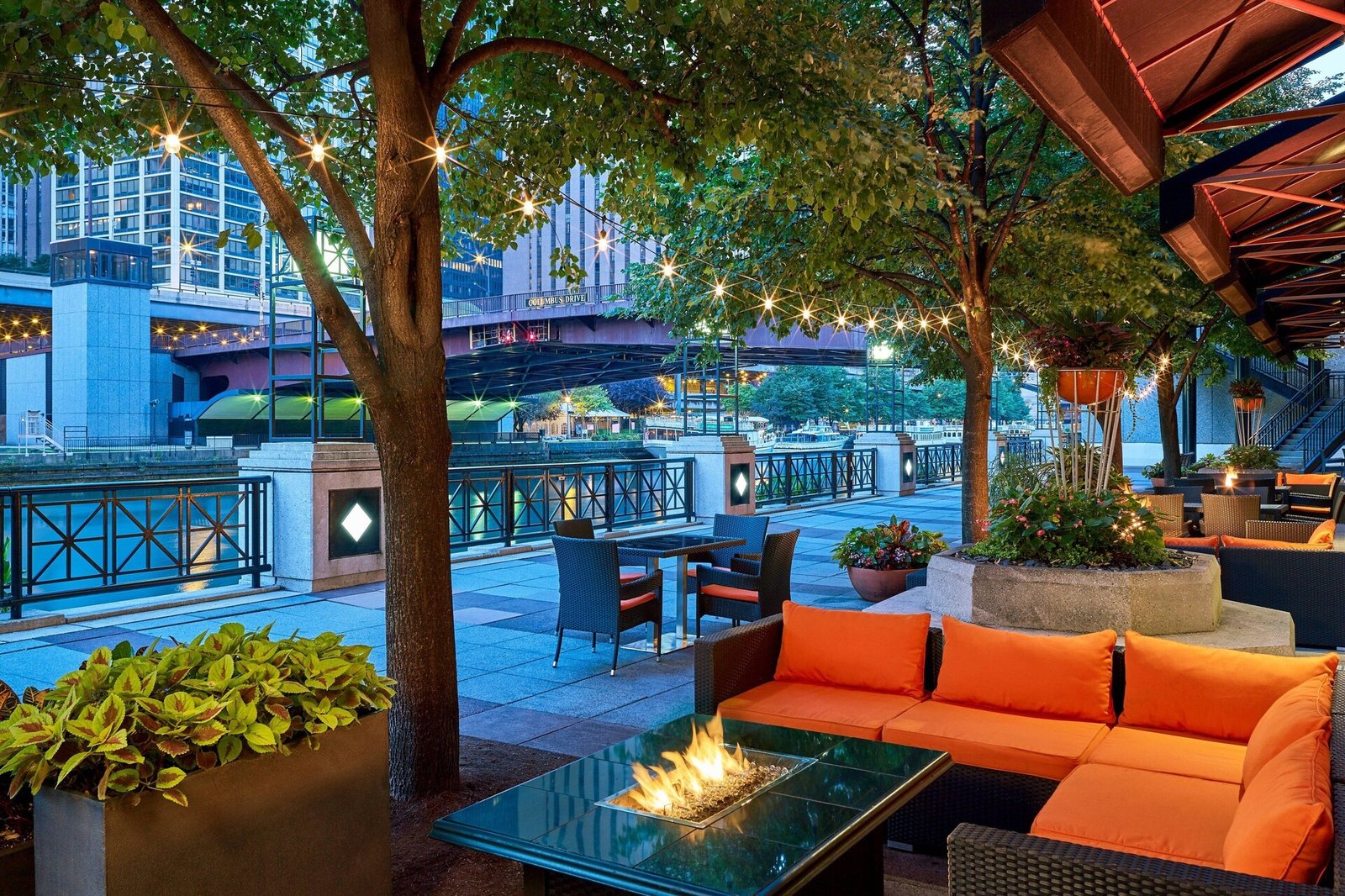 Sheraton Grand Chicago Riverwalk — vibe