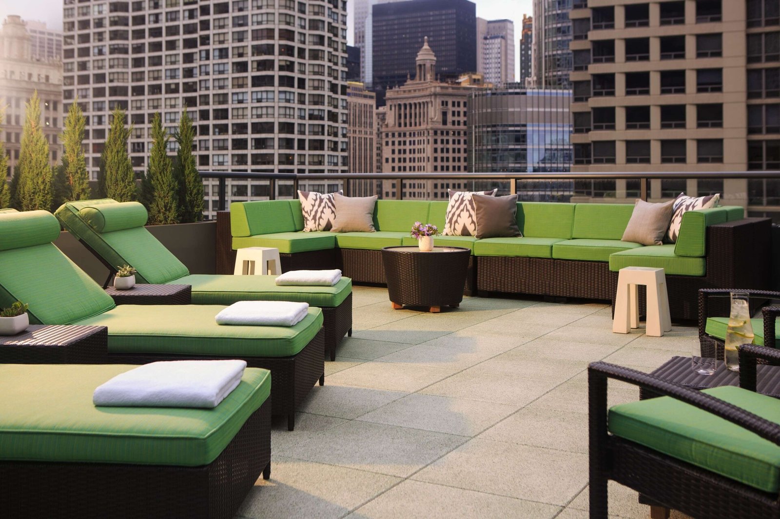 The Royal Sonesta Chicago River North — vibe