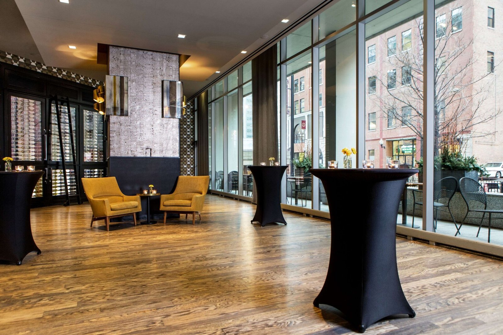 The Royal Sonesta Chicago River North — vibe