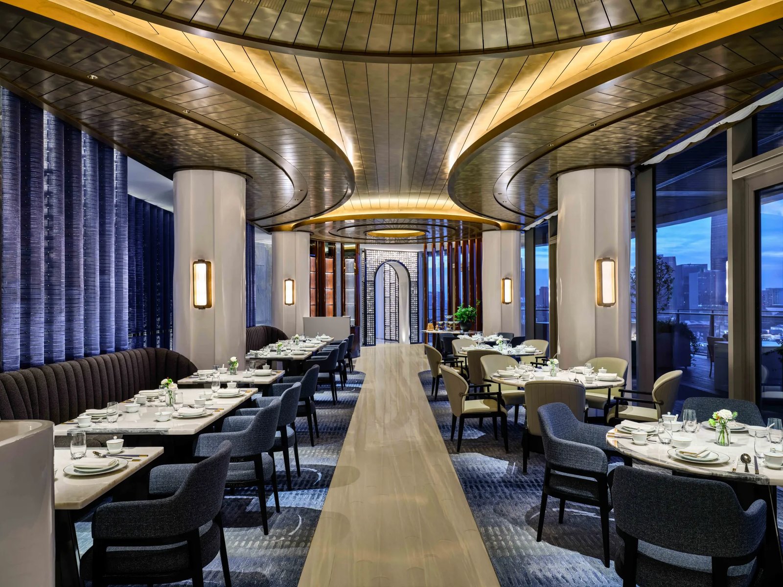 Waldorf Astoria Shanghai Qiantan, at the table