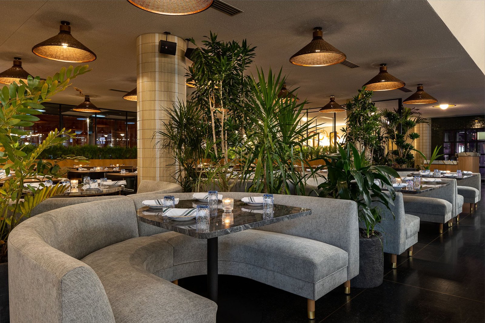 The Emily Hotel, fora