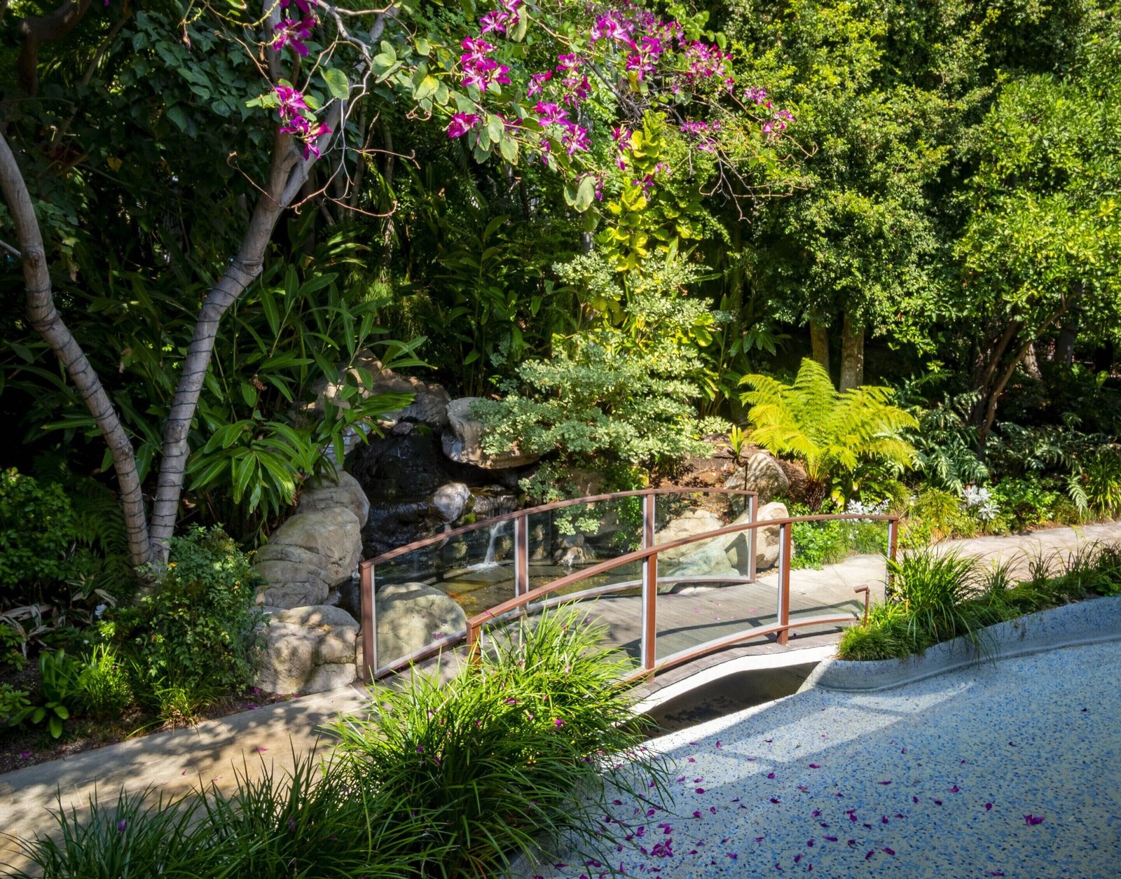 Sunset Marquis — vibe