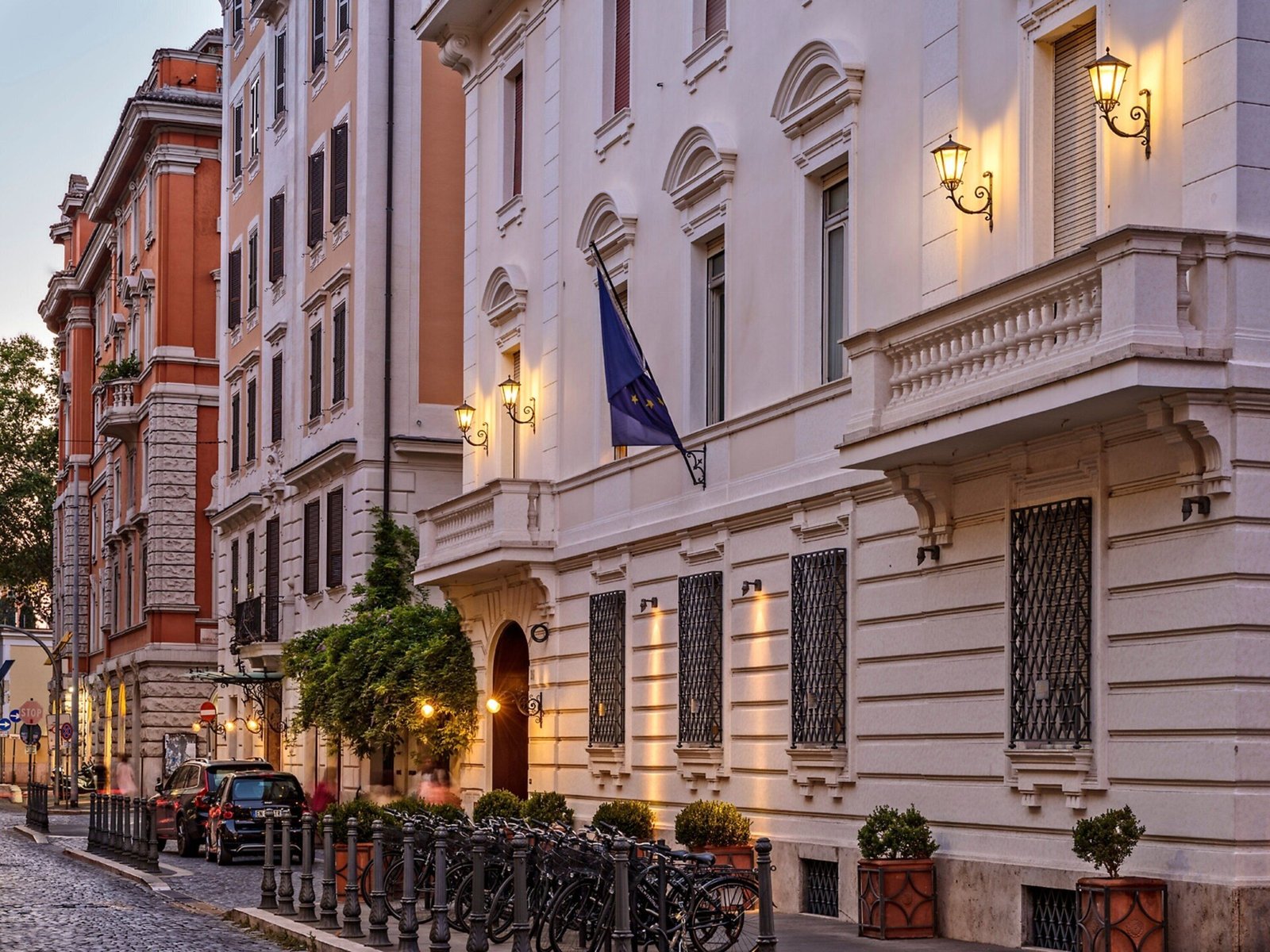 Hotel Locarno — backstory