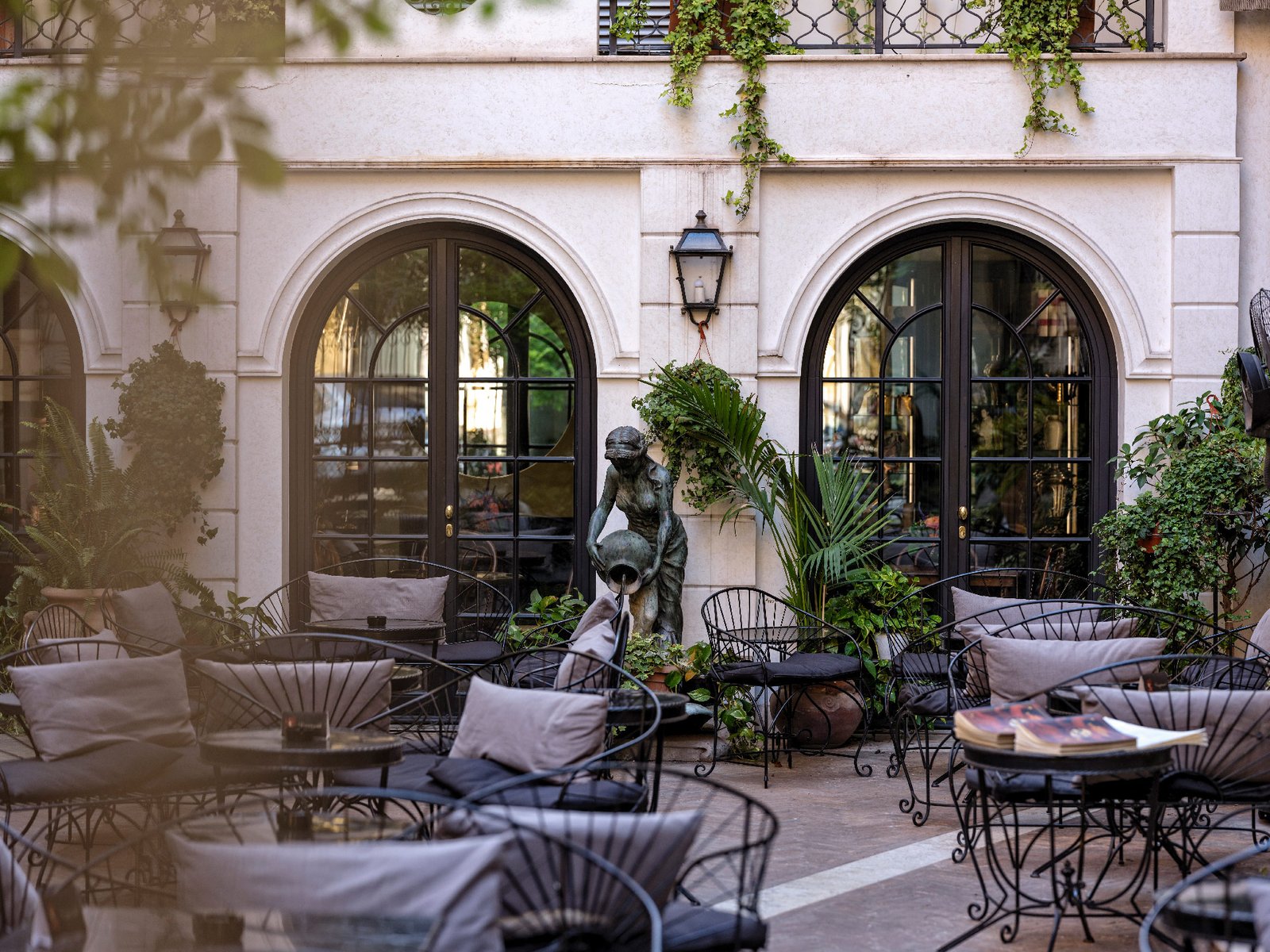 Hotel Locarno — vibe