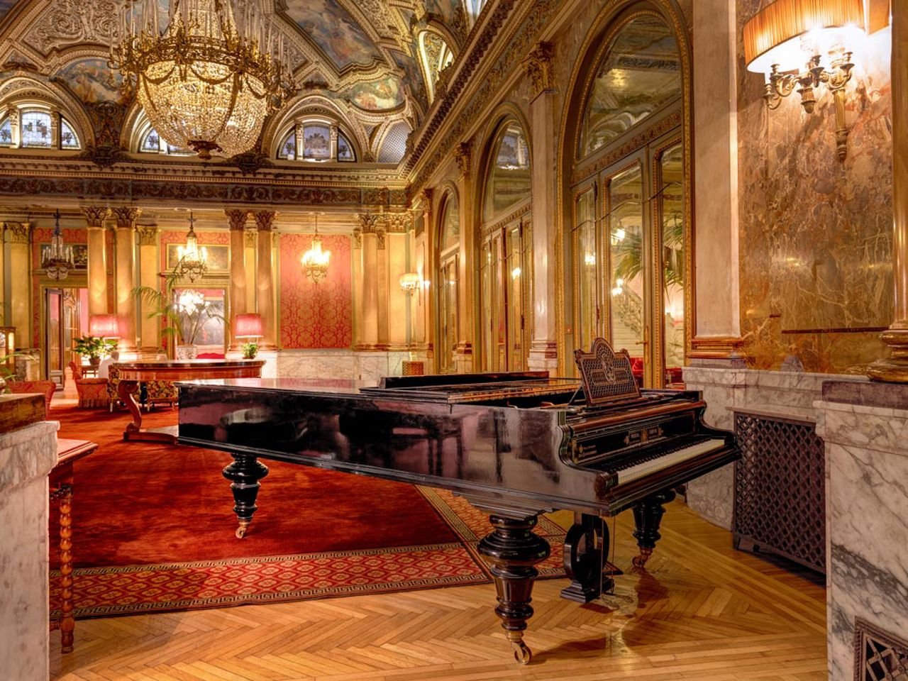 Grand Hotel Plaza — vibe