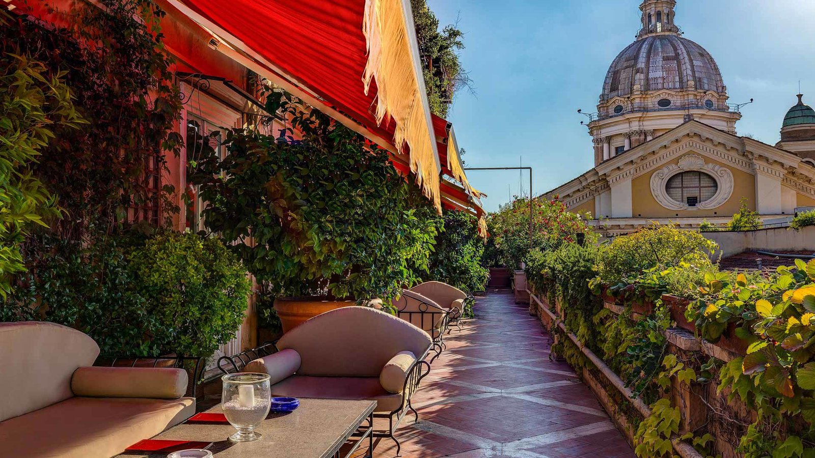 Grand Hotel Plaza — vibe