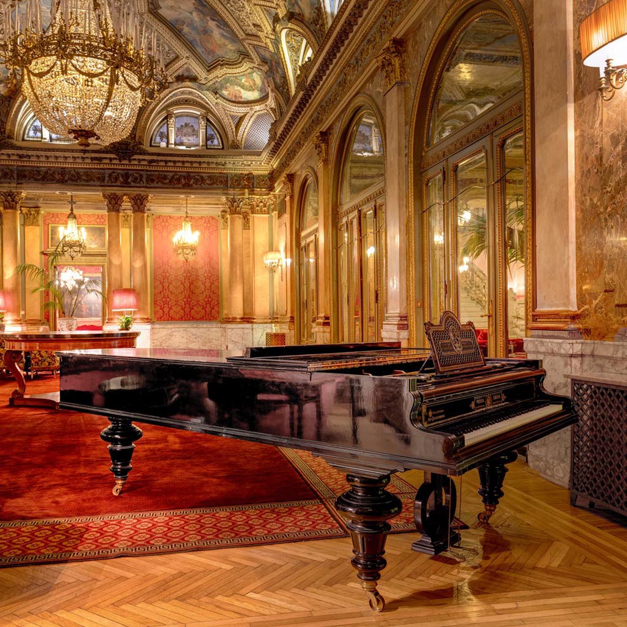 Grand Hotel Plaza — vibe