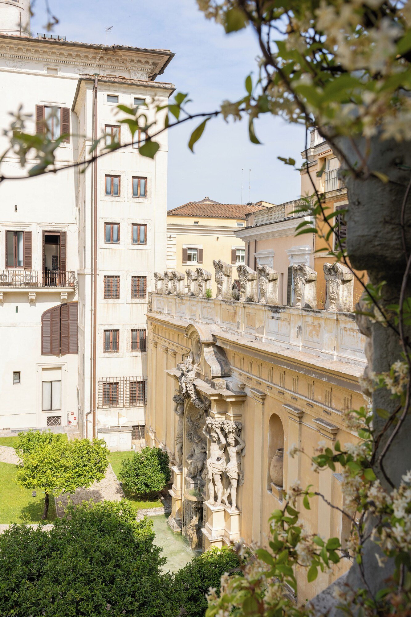Hotel Vilòn — backstory