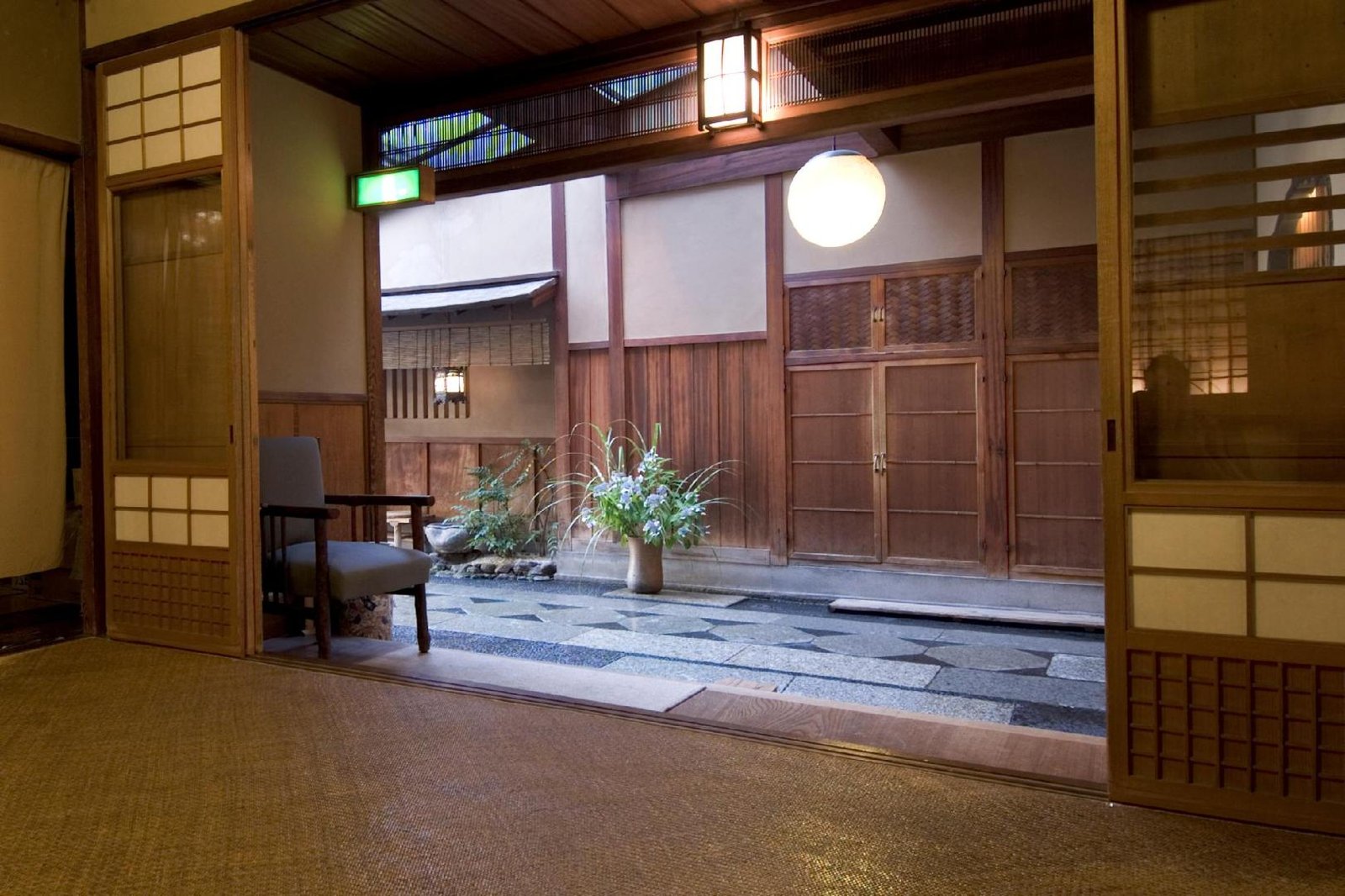 Hiiragiya Ryokan — vibe