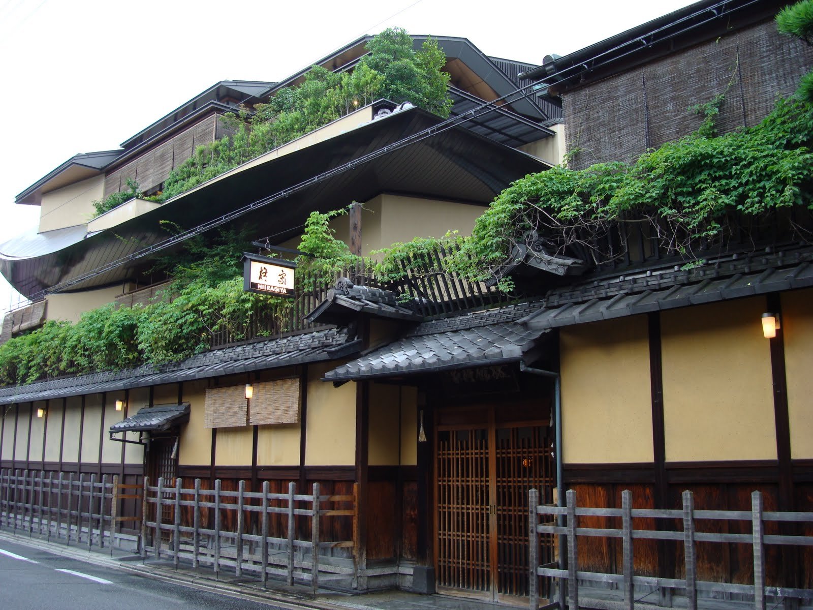Hiiragiya Ryokan — backstory