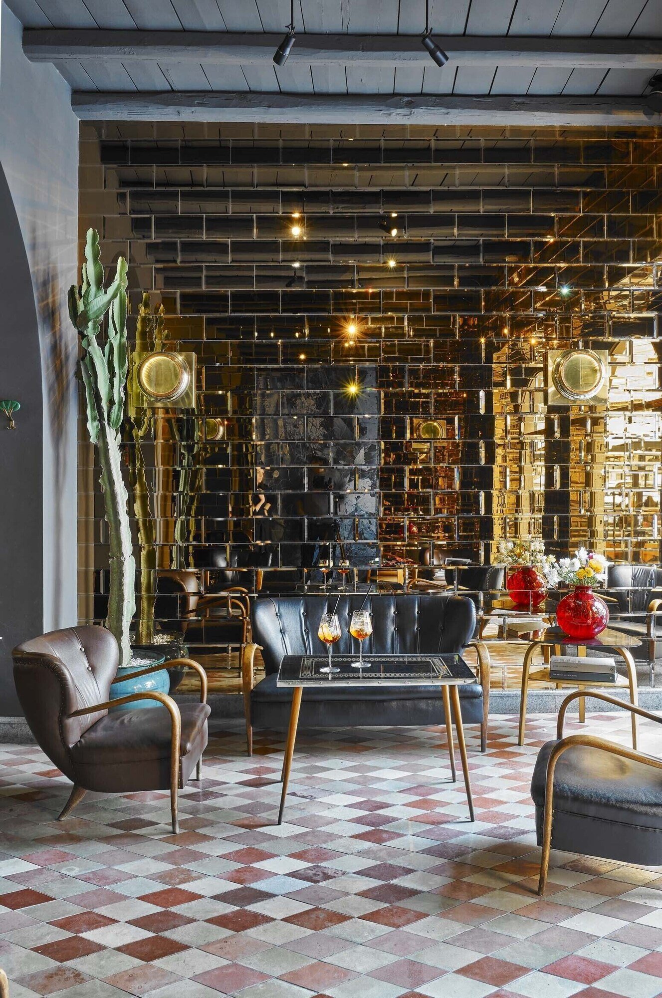 G-Rough, gallery bar