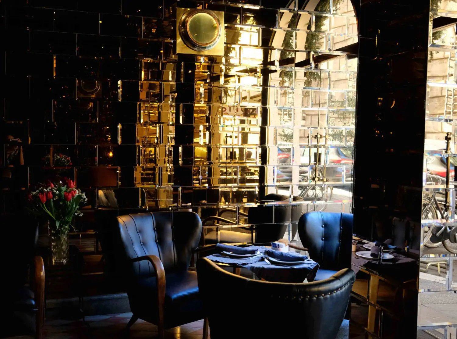G-Rough, gallery bar