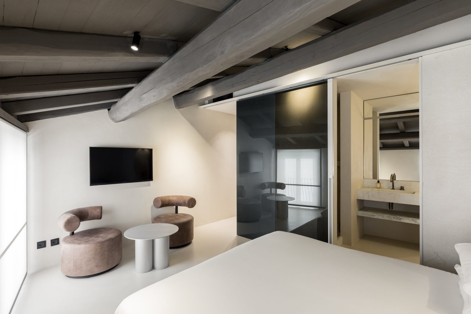 Hotel Scenario — rooms