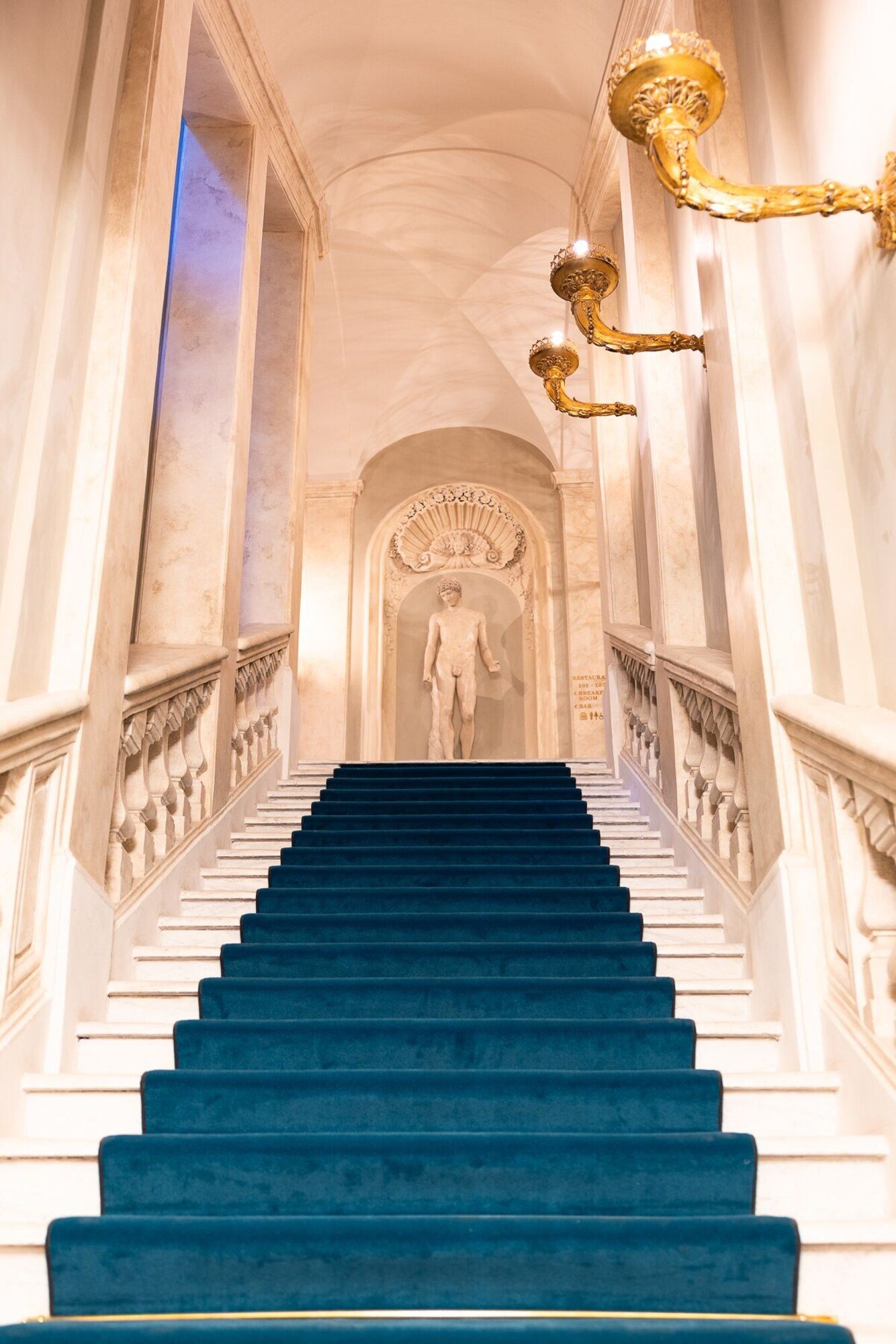 Palazzo Roma — vibe