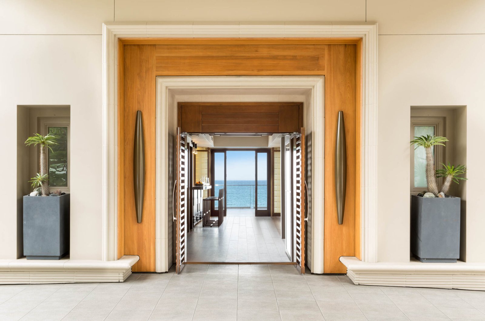 Malibu Beach Inn — vibe
