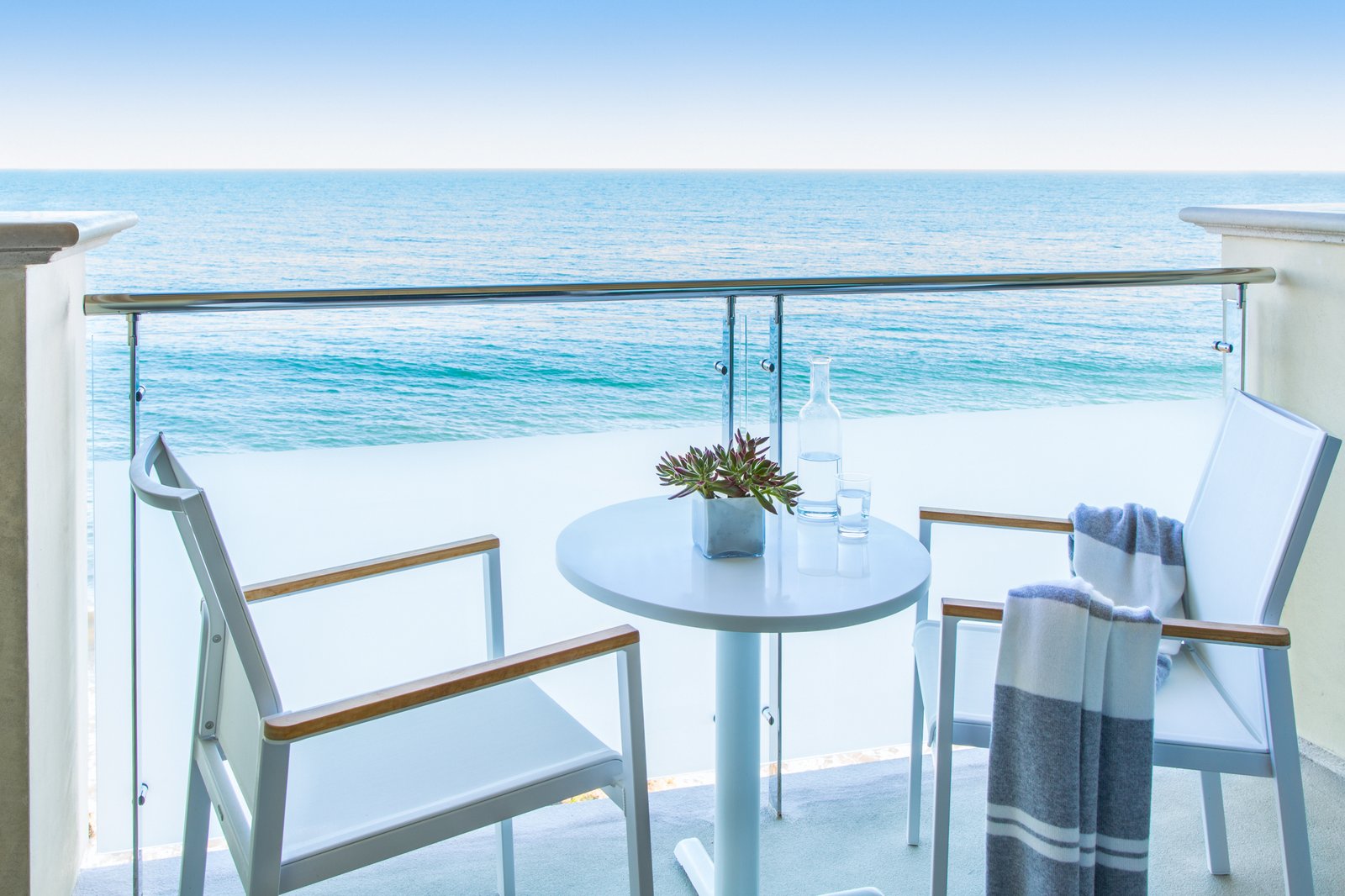 Malibu Beach Inn — vibe
