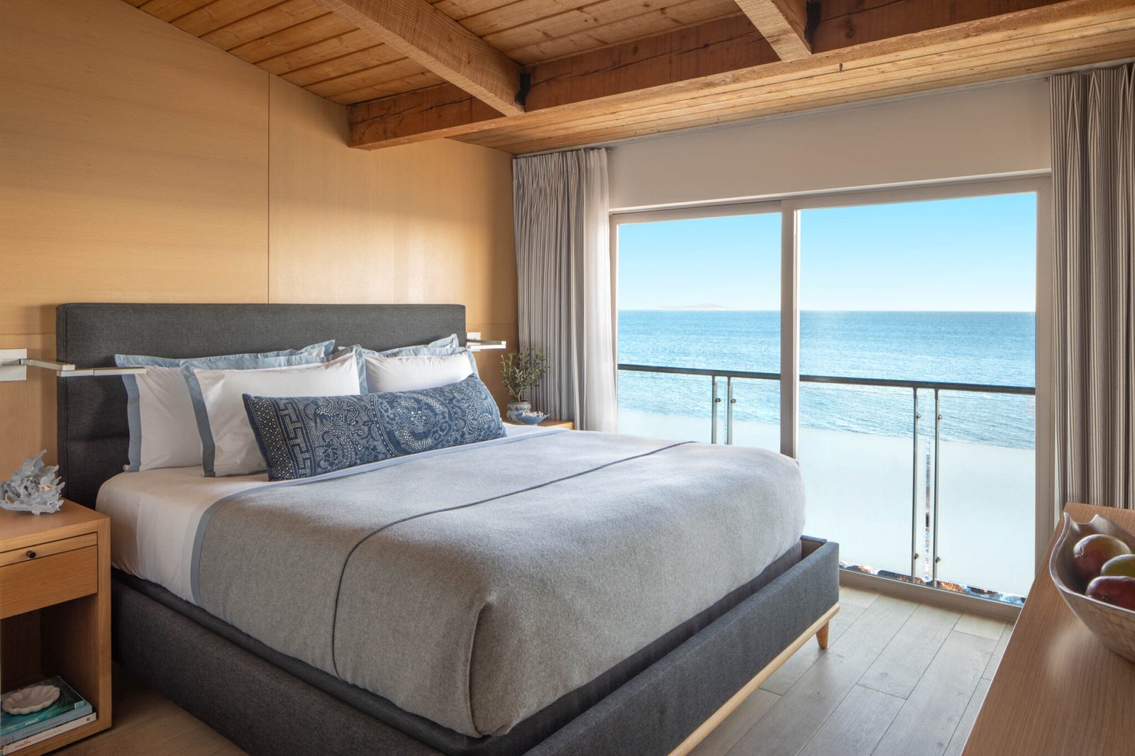 Malibu Beach Inn — rooms