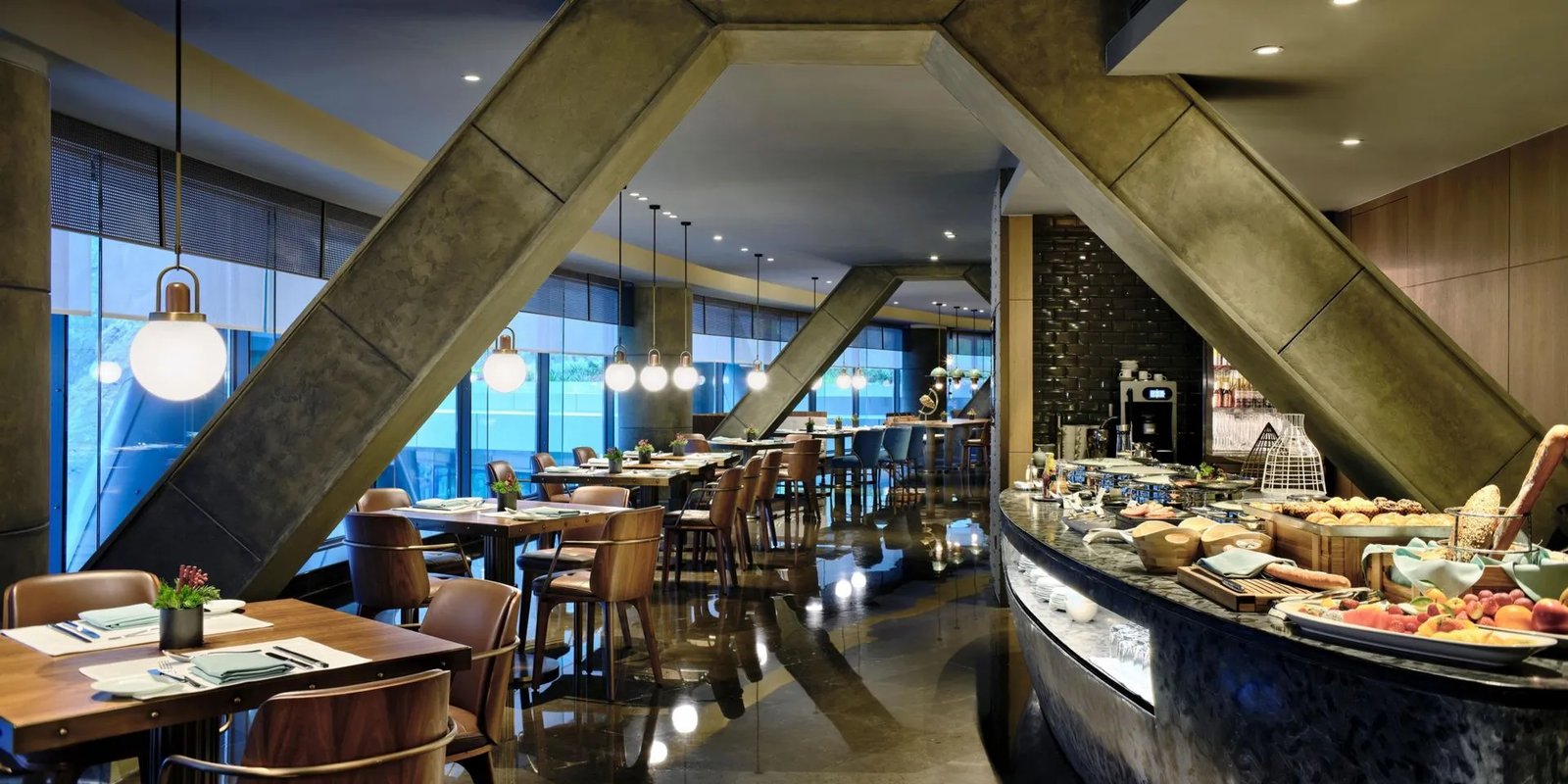 InterContinental Shanghai Wonderland, at the table