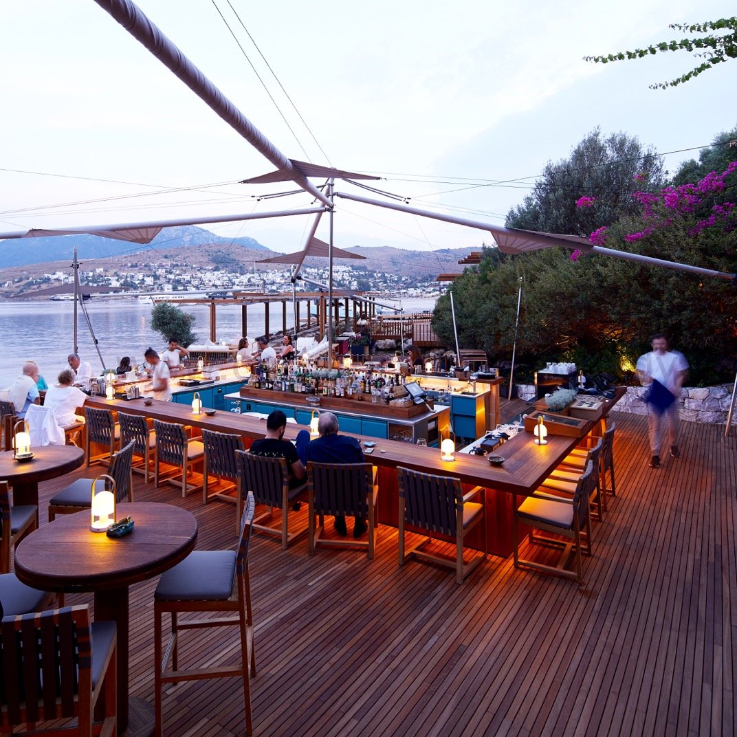 Macakizi Bodrum, at the table