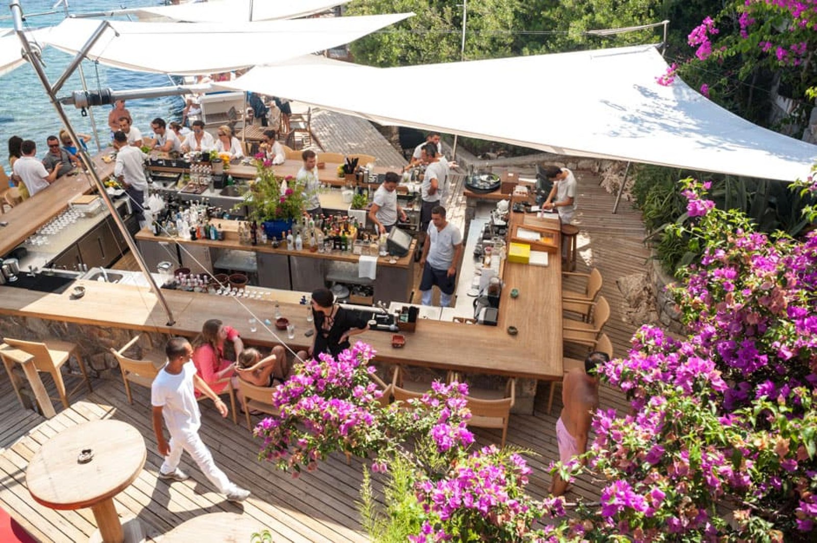 Macakizi Bodrum, at the table