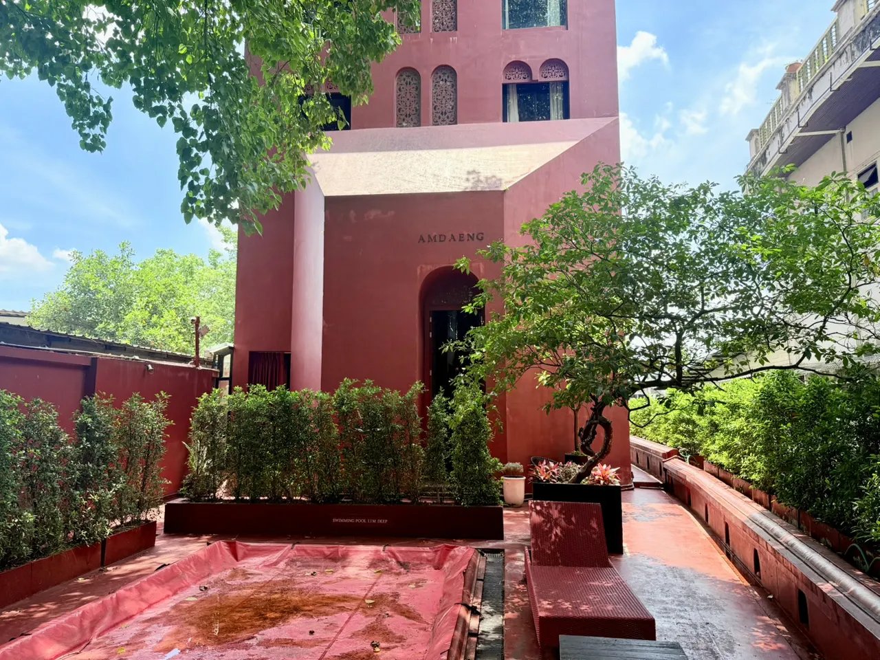 Amdaeng Bangkok Riverside Hotel — vibe