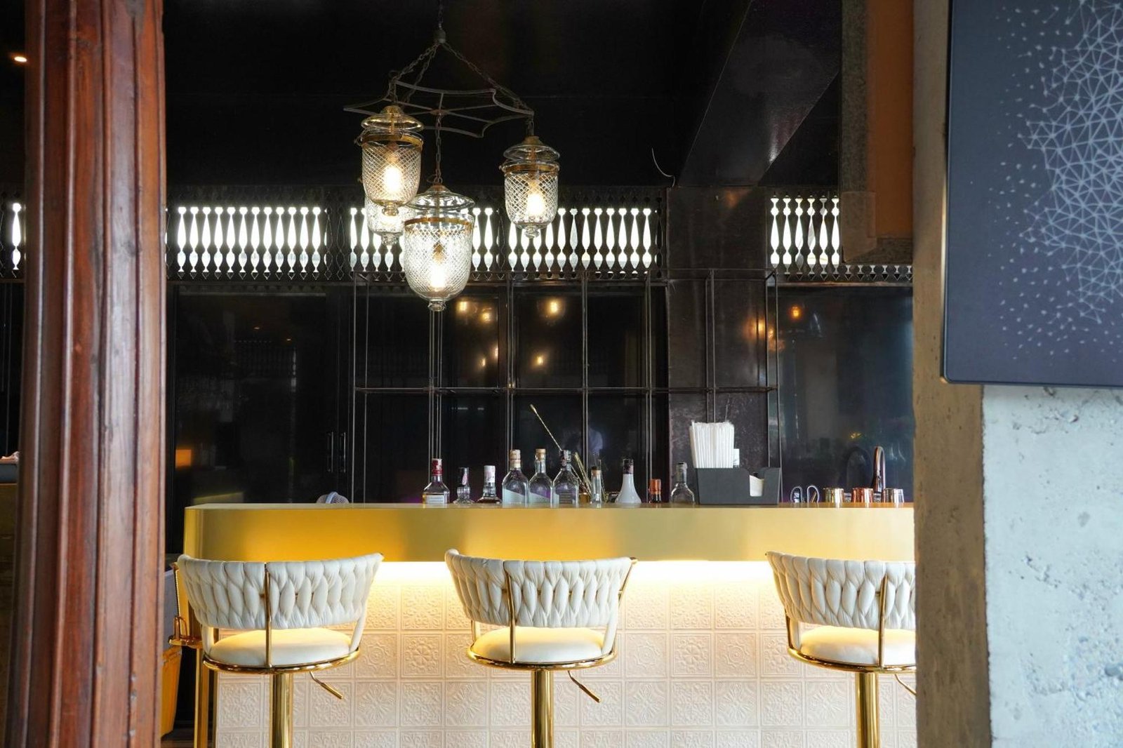 Amdaeng Bangkok Riverside Hotel — eat & drink